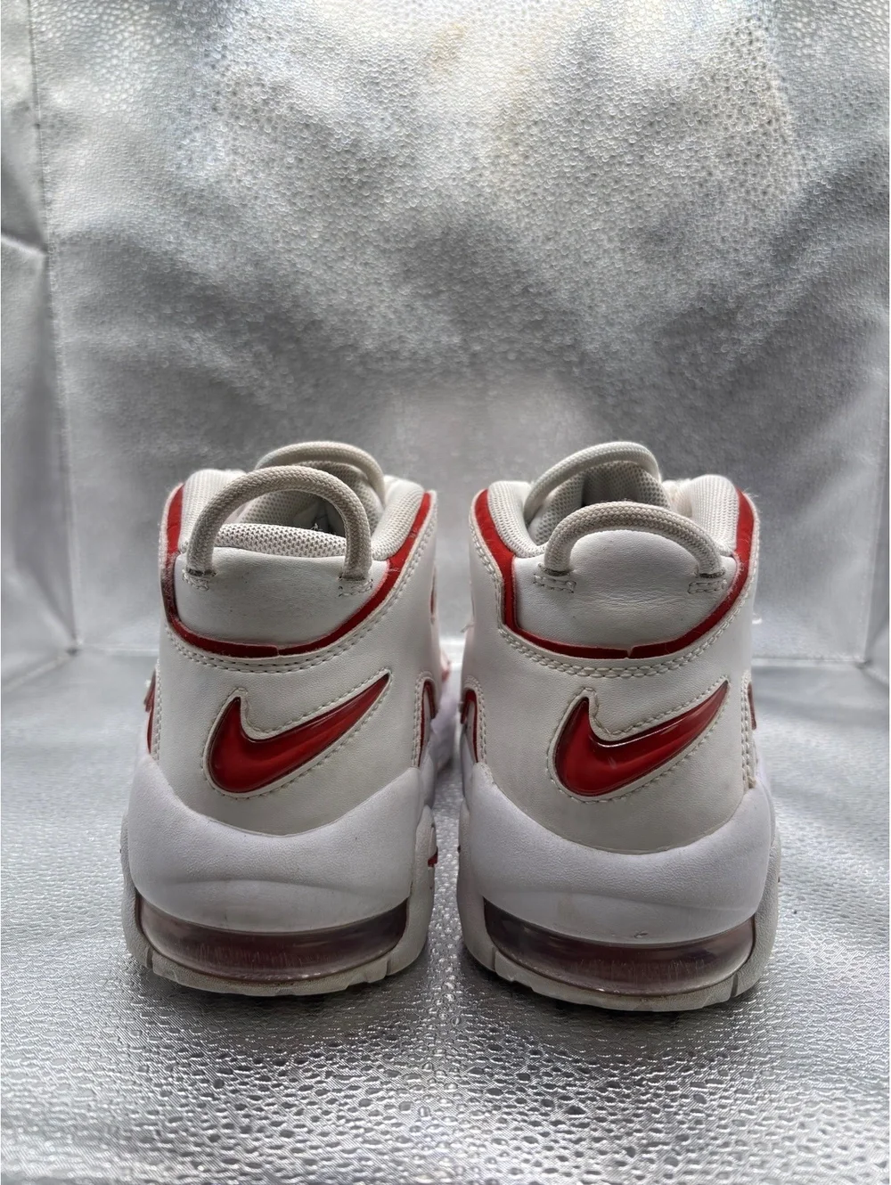 Nike air more uptempo whit varsity red outline GS